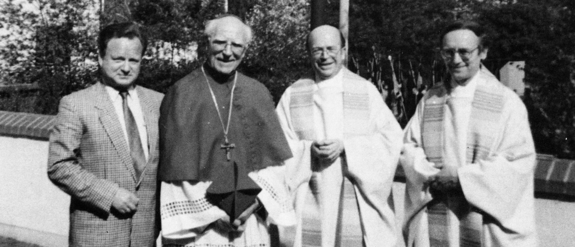 Diözesanversammlung in Höchstädt 1992 - v.l. Heinz Gams (Diözesanvorsitzender), Erzbischof Dr. Josef Stimpfle, Diözesanpräses Josef Hosp, unser Präses, Stadtpfarrer Rainer Kuhn